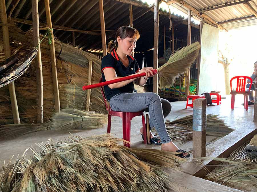  Gia công chổi đót giúp gia đình chị Thêu có thu nhập ổn định. Ảnh: P.L