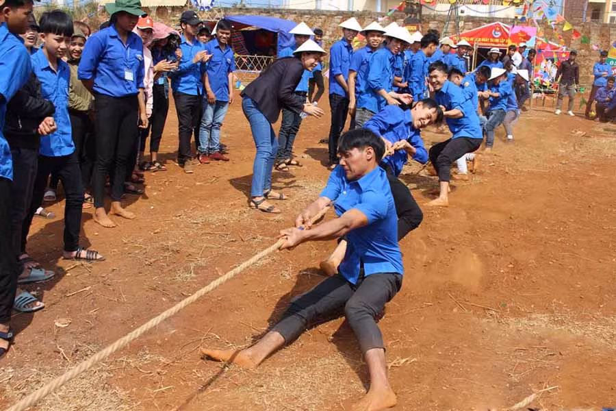  Đoàn viên, thanh niên hết mình trong trò chơi kéo co tại Hội trại của Trường Cao đẳng Nghề Gia Lai. Ảnh: T.B