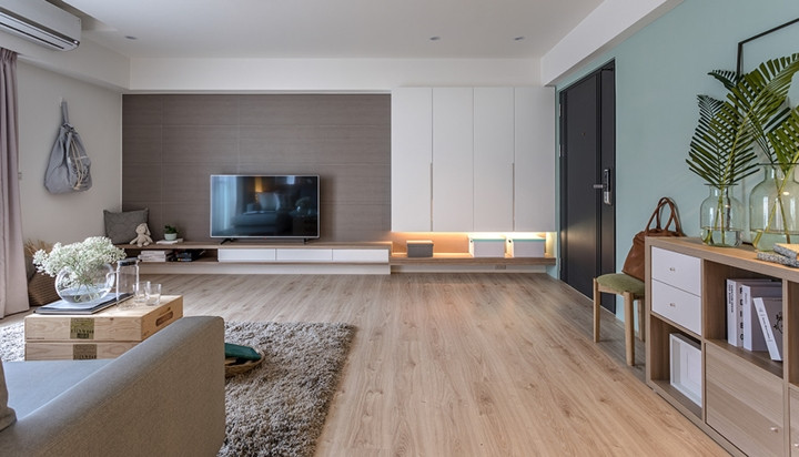 Tủ tivi thấp kê sát tường có thể kiêm luôn nhiệm vụ làm giá sách.  Tủ tivi thấp kê sát tường có thể kiêm luôn nhiệm vụ làm giá sách.