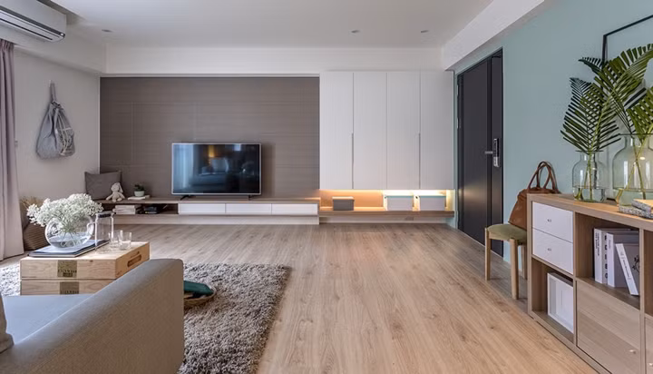  Tủ tivi thấp kê sát tường có thể kiêm luôn nhiệm vụ làm giá sách.