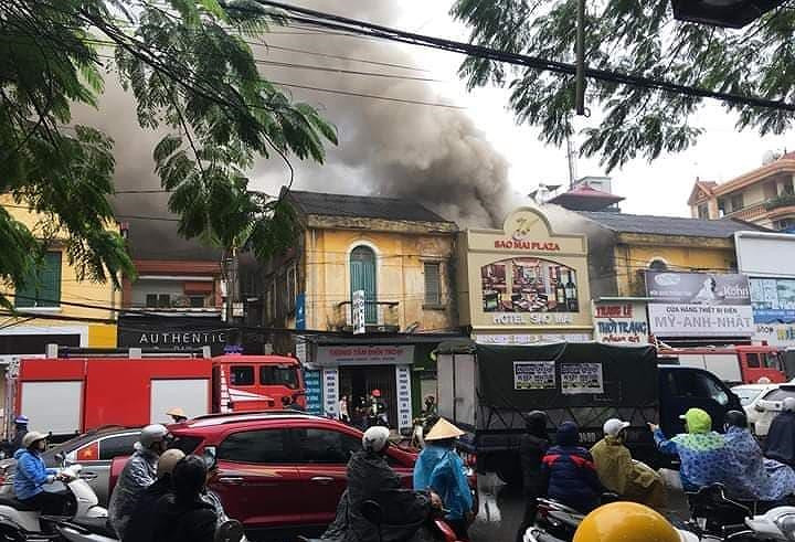  Khách sạn cháy khiến 4 vị khách mắc kẹt bên trong