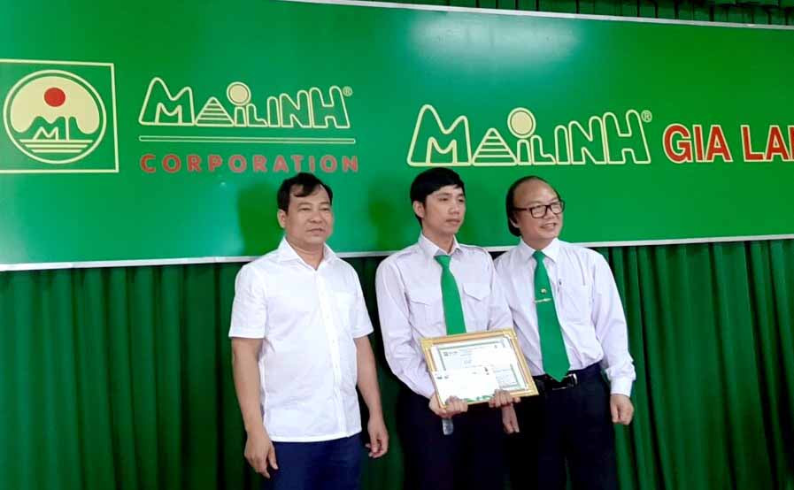 Lãnh đạo Sở GT-VT và Công ty TNHH một thành viên Mai Linh Gia Lai trao giấy khen cho tài xế Võ Văn Duật. Ảnh: Lê Hòa
