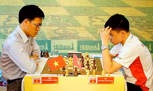 Quang Liêm (trái) và Anh Khôi có nhiều điểm chung. Cả hai đều là người TP HCM và từng vô địch U14 thế giới. Riêng Anh Khôi vô địch cả U12 thế giới. 