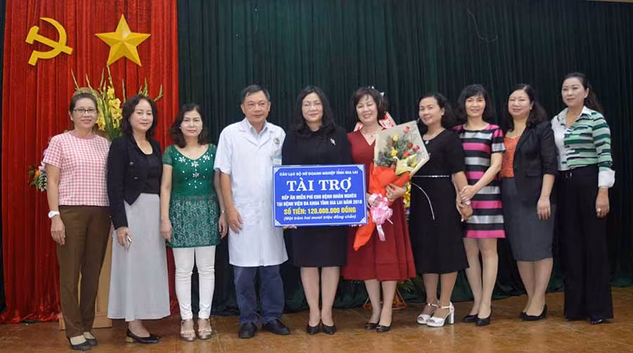  Hội Nữ doanh nhân tỉnh trao tặng tiền tài trợ cho nồi cháo từ thiện Bệnh viện Đa khoa tỉnh. Ảnh: Đinh Yến