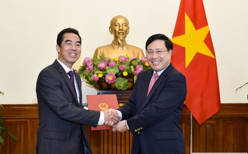 Ủy viên Bộ Chính trị, Phó Thủ tướng, Bộ trưởng Ngoại giao Phạm Bình Minh trao quyết định bổ nhiệm Thứ trưởng Ngoại giao cho ông Tô Anh Dũng.