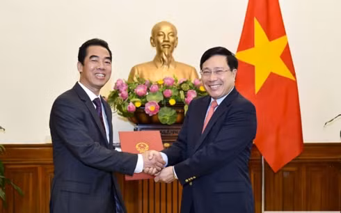 Ủy viên Bộ Chính trị, Phó Thủ tướng, Bộ trưởng Ngoại giao Phạm Bình Minh trao quyết định bổ nhiệm Thứ trưởng Ngoại giao cho ông Tô Anh Dũng.