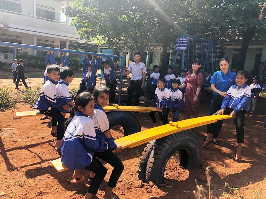 Điểm vui chơi cho học sinh Trường Tiểu học Lê Hồng Phong do Đoàn Thanh niên thị trấn Nhơn Hòa (huyện Chư Pưh) xây dựng. Ảnh: N.T  Điểm vui chơi cho học sinh Trường Tiểu học Lê Hồng Phong do Đoàn Thanh niên thị trấn Nhơn Hòa (huyện Chư Pưh) xây dựng. Ảnh: N.T