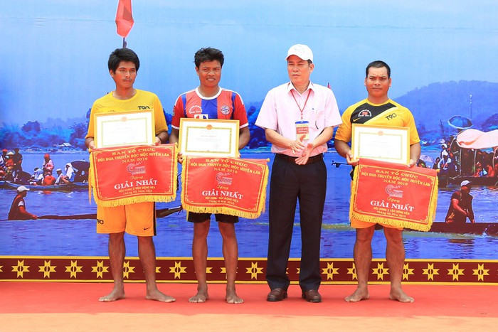 Ban tổ chức trao giải nhất cho đội thắng cuộc. Ban tổ chức trao giải nhất cho đội thắng cuộc.