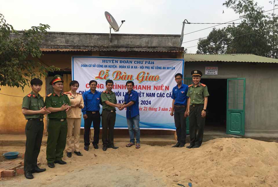 Trao tặng nhà nhân ái cho thanh niên có hoàn cảnh đặc biệt khó khăn Rơ Châm Xúi. Ảnh: Hồng Thương