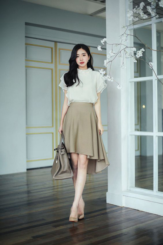 Chất liệu voan lụa lại được dùng để mang tới các mẫu áo xếp layer, áo bèo nhún tăng sự yểu điệu cho người mặc. Chất liệu voan lụa lại được dùng để mang tới các mẫu áo xếp layer, áo bèo nhún tăng sự yểu điệu cho người mặc.