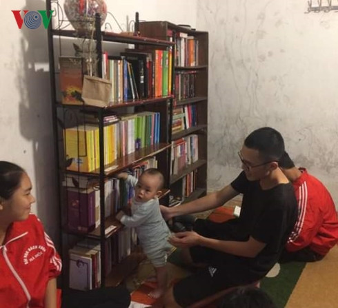 Hoàng Quý Bình tại Thư viện DFree book của mình. Hoàng Quý Bình tại Thư viện DFree book của mình.