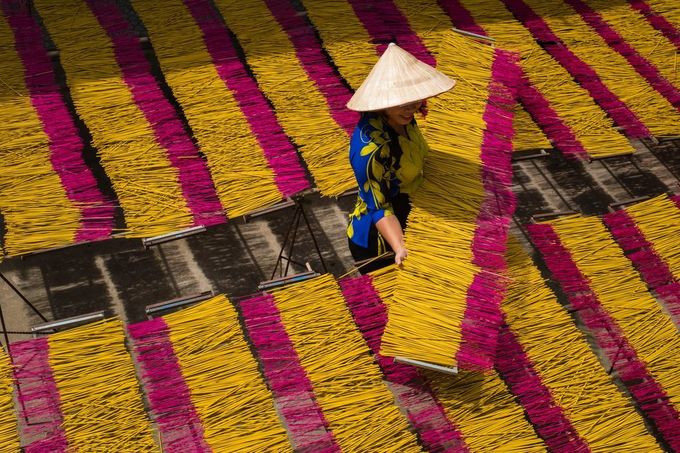 Hình chụp người phụ nữ đang phơi nhang tại một làng nghề truyền thống tỉnh Tây Ninh được đăng trên Daily Dozen ngày 23/10/2017.