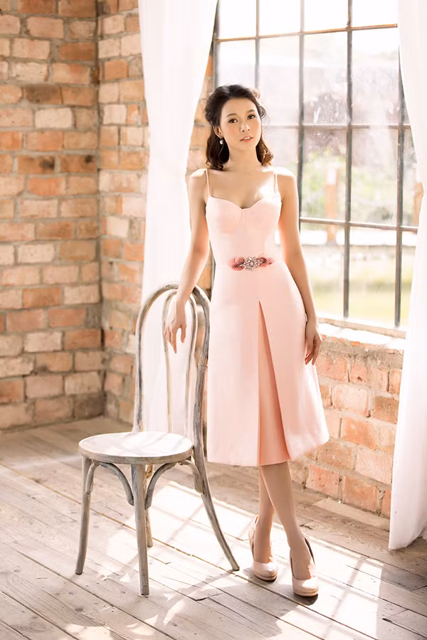  Những mẫu váy tôn vẻ đẹp hình thể và theo đúng trào lưu luôn là món đồ phái đẹp sành điệu cần có để chưng diện mỗi khi tham gia tiệc tùng. Từ nhu cầu thực tế, Đỗ Long liên tục giới thiệu các bộ sưu tập mang tính ứng dụng cao.