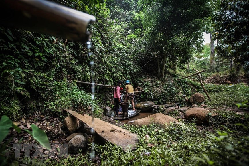 Do mùa khô năm nay kéo dài và cực đoan hơn nên những con nước ở huyện Cư Mgar đã bắt đầu cạn kiệt.