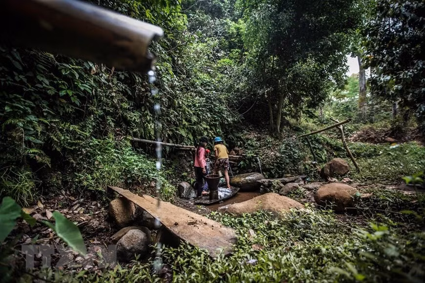 Do mùa khô năm nay kéo dài và cực đoan hơn nên những con nước ở huyện Cư Mgar đã bắt đầu cạn kiệt.