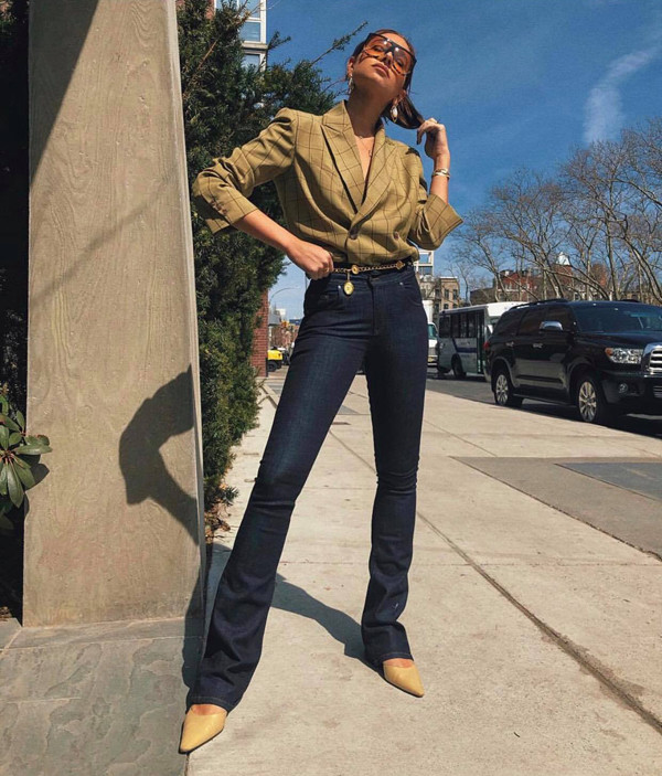 Blazer cho mùa xuân hè được thiết kế trên các chất liệu vải mỏng, thoáng mát, phom dáng rộng. Những chi tiết đó luôn có khả năng kích thích sự sáng tạo trong việc phối đồ street style của phái đẹp. Blazer cho mùa xuân hè được thiết kế trên các chất liệu vải mỏng, thoáng mát, phom dáng rộng. Những chi tiết đó luôn có khả năng kích thích sự sáng tạo trong việc phối đồ street style của phái đẹp.