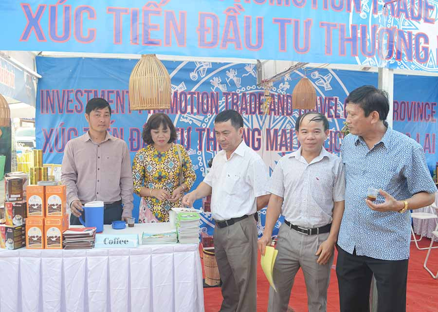 Lãnh đạo tỉnh và các đại biểu dân tham quan gian hàng của tỉnh Gia tại Hội chợ. Ảnh: Huy Hoàng
