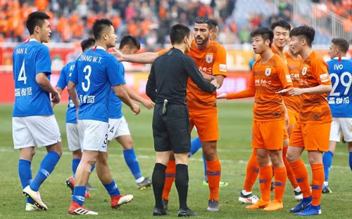 Các cầu thủ CLB CLB Shandong Luneng liên tục phản ứng trọng tài Fu Ming (ảnh chụp màn hình)