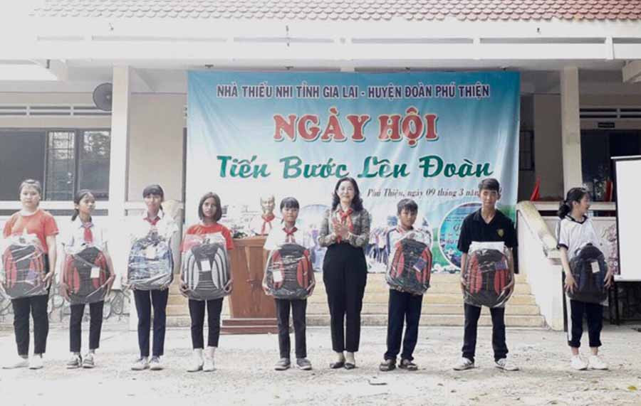  1Bà Lê Thị Hà- Giám đốc Nhà Thiếu nhi tỉnh tặng quà cho các em học sinh. Ảnh: Như Tuân