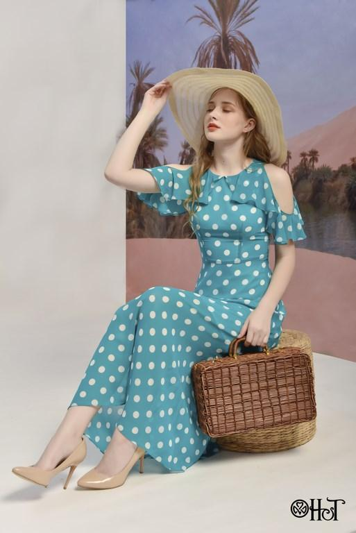 Váy chấm bi dài phù hợp với phong cách dạo phố hay đi biển.