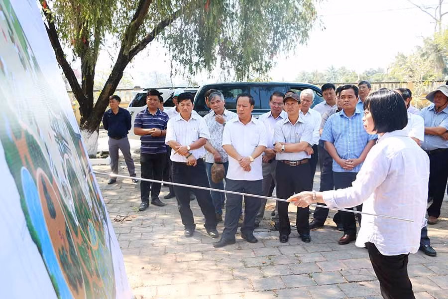 Bí thư Thị ủy An Khê Nguyễn Thị Thanh Lịch giới thiệu với đoàn công tác của Thường trực Tỉnh ủy về bản quy hoạch Khu Di tích Tây Sơn Thượng đạo. Ảnh: Q.T