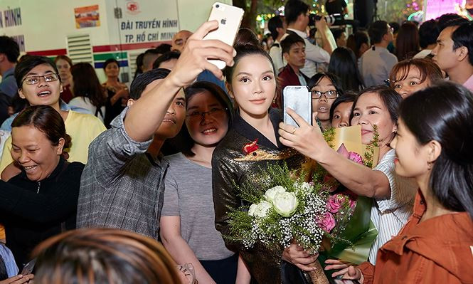 Hàng trăm fans hâm mộ nhận ra cô đã ngay lập tức vây lấy nữ diễn viên để tặng hoa và chụp ảnh lưu niệm. Hàng trăm fans hâm mộ nhận ra cô đã ngay lập tức vây lấy nữ diễn viên để tặng hoa và chụp ảnh lưu niệm.