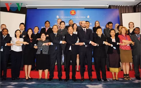 Các đại biểu dự Cuộc họp lần thứ 11 Nhóm giữa kỳ Diễn đàn Khu vực ASEAN về An ninh biển chụp ảnh lưu niệm tại cuộc họp