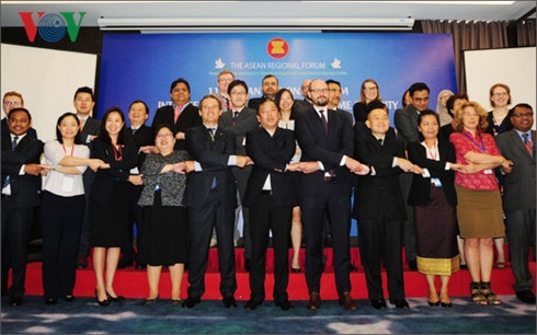 Các đại biểu dự Cuộc họp lần thứ 11 Nhóm giữa kỳ Diễn đàn Khu vực ASEAN về An ninh biển chụp ảnh lưu niệm tại cuộc họp Các đại biểu dự Cuộc họp lần thứ 11 Nhóm giữa kỳ Diễn đàn Khu vực ASEAN về An ninh biển chụp ảnh lưu niệm tại cuộc họp