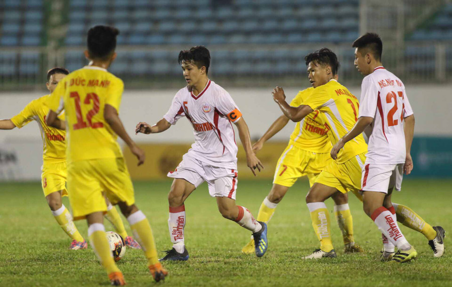 Hai đội bóng đã cống hiến một trận đấu hấp dẫn. Ảnh: Văn Ngọc 