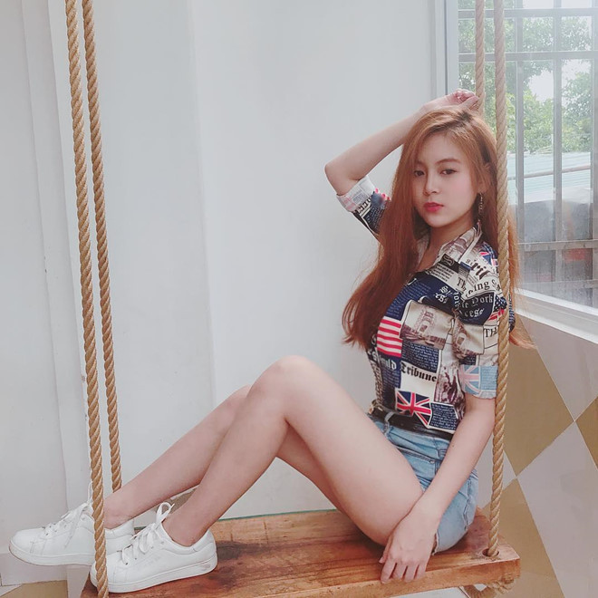 Từng chia sẻ trên mạng xã hội, Trân Trần không có ý định bước chân vào showbiz. "Em biết lương giáo viên không cao nên cũng tính hướng đi cho riêng mình, cố gắng tích vốn và kinh doanh thêm", cô chia sẻ. Từng chia sẻ trên mạng xã hội, Trân Trần không có ý định bước chân vào showbiz.