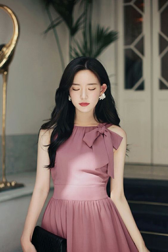 Đầm thắt nơ, váy hai dây trang trí nơ là xu hướng được ưa chuộng ở mùa mốt 2017/2018 và tiếp tục được phái đẹp yêu thích ở mùa xuân hè 2019.