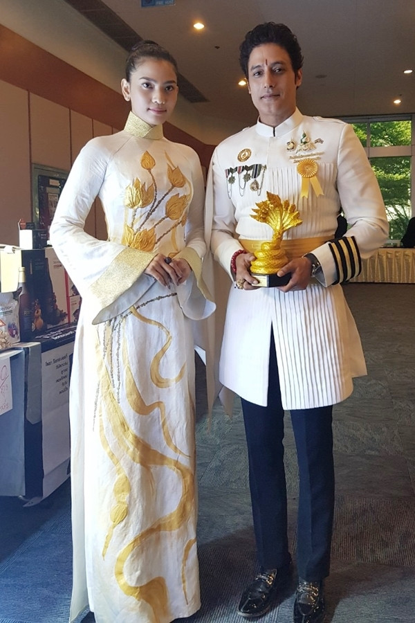 Trương Thị May dự lễ trao Best New Awards 2019 - một giải nằm trong khuôn khổ các hoạt động về Phật giáo tại Thái Lan. Cô và tài tử Ấn Độ Himanshu Soni (phải) đoạt giải cùng hạng mục trong buổi lễ. Trương Thị May dự lễ trao Best New Awards 2019 - một giải nằm trong khuôn khổ các hoạt động về Phật giáo tại Thái Lan. Cô và tài tử Ấn Độ Himanshu Soni (phải) đoạt giải cùng hạng mục trong buổi lễ.