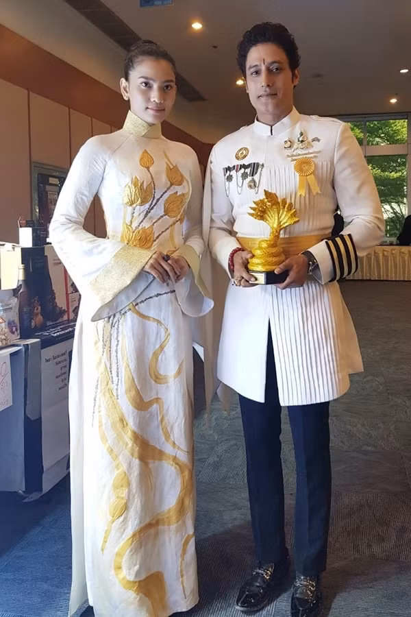 Trương Thị May dự lễ trao Best New Awards 2019 - một giải nằm trong khuôn khổ các hoạt động về Phật giáo tại Thái Lan. Cô và tài tử Ấn Độ Himanshu Soni (phải) đoạt giải cùng hạng mục trong buổi lễ.