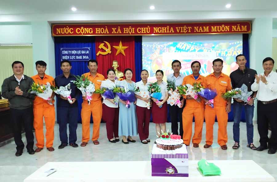  Điện lực Đak Đoa tổ chức sinh nhật định kỳ cho các cán bộ, công nhân viên. Ảnh: H.D