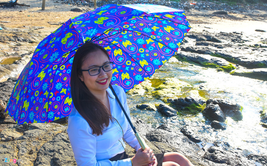 Tô Nguyễn Mai Phi (25 tuổi, TP Quảng Ngãi), cho hay khác với nhiều địa phương, bãi rêu ở Quảng Ngãi sắc mịn nổi bật trên nền đá đen trầm tích núi lửa trải dọc ven biển, đảo tạo nên bức tranh thiên nhiên thơ mộng đặc trưng hiếm nơi nào có được. 