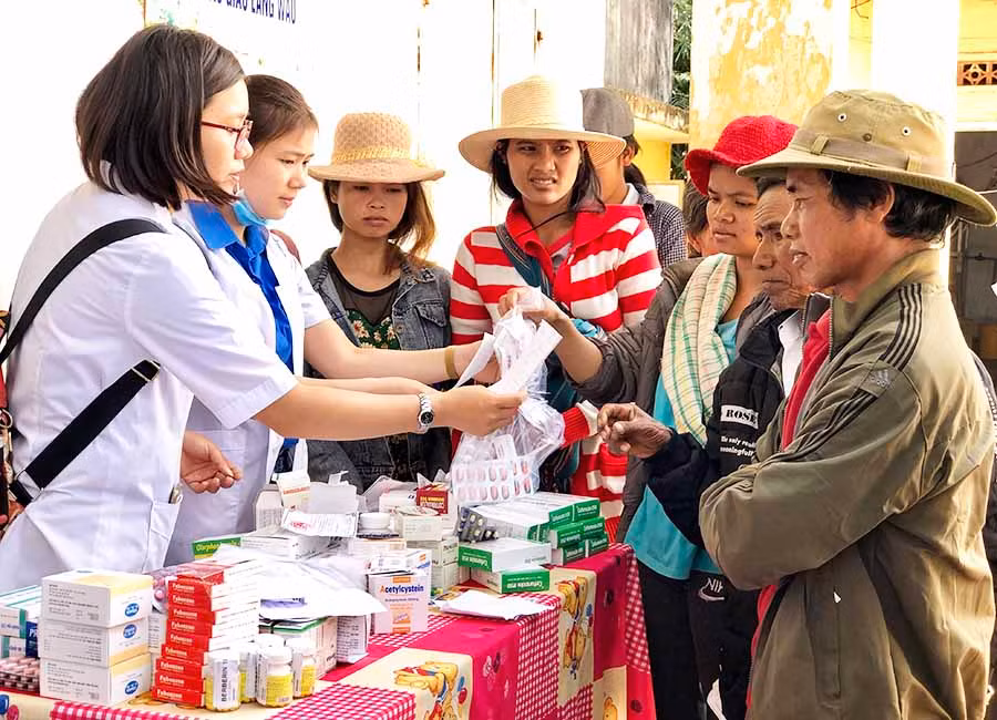 Đoàn viên, thanh niên Trung tâm Y tế TP. Pleiku cấp thuốc miễn phí cho người dân làng Wâu, xã Chư Á, TP. Pleiku. Ảnh: T.B