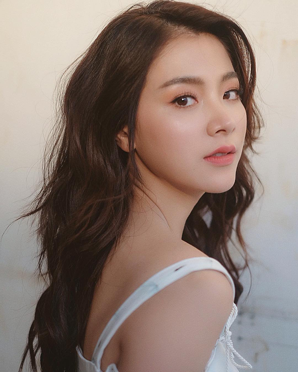  Baifern Pimchanok thường chọn kiểu trang điểm tự nhiên, tươi tắn theo phong cách Hàn Quốc.