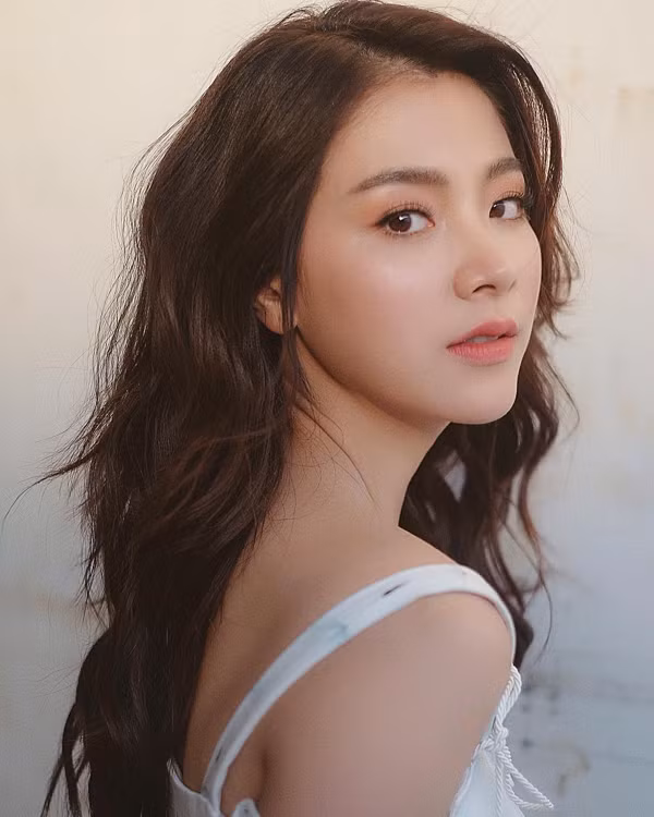  Baifern Pimchanok thường chọn kiểu trang điểm tự nhiên, tươi tắn theo phong cách Hàn Quốc.