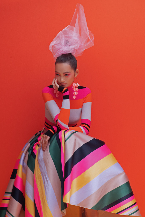 Bên cạnh váy áo dựng form, những bộ đầm mềm mại, bồng bềnh theo từng bước chân cũng góp phần đem tới nét sống động. Bên cạnh váy áo dựng form, những bộ đầm mềm mại, bồng bềnh theo từng bước chân cũng góp phần đem tới nét sống động.