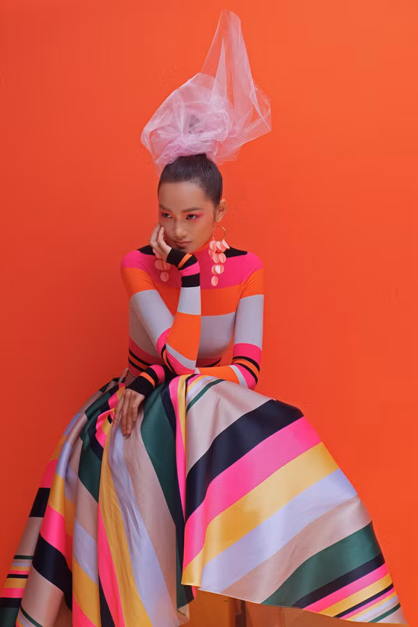 Bên cạnh váy áo dựng form, những bộ đầm mềm mại, bồng bềnh theo từng bước chân cũng góp phần đem tới nét sống động.