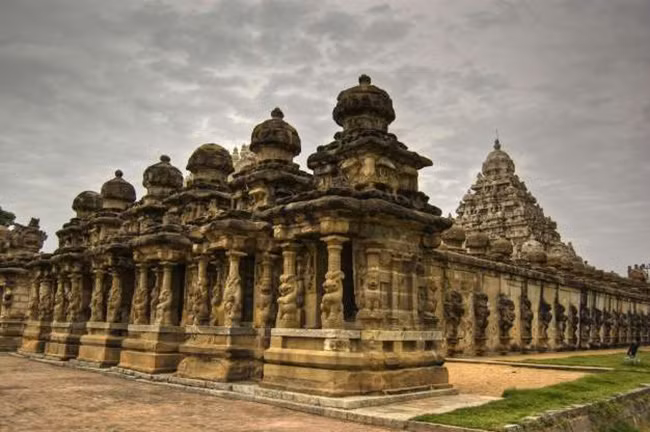  Đền Konark: Quần thể đền này được xây dựng theo hình một cỗ xe khổng lồ, có bánh xe, cột và tường bằng đá được chạm khắc công phu. Ngôi đền là một Di sản Thế giới của UNESCO và cũng đã xuất hiện trong danh sách Bảy kỳ quan Ấn Độ. 