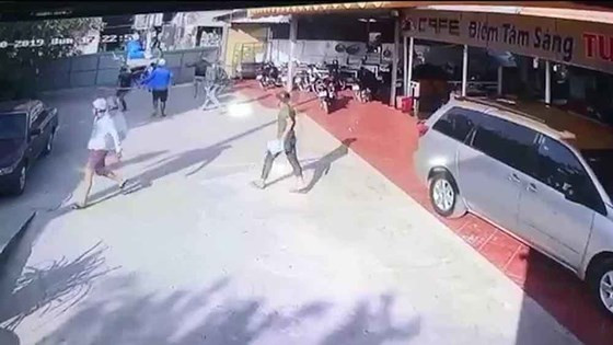 Nhóm cầm hung khí xông vào quán đập phá. 