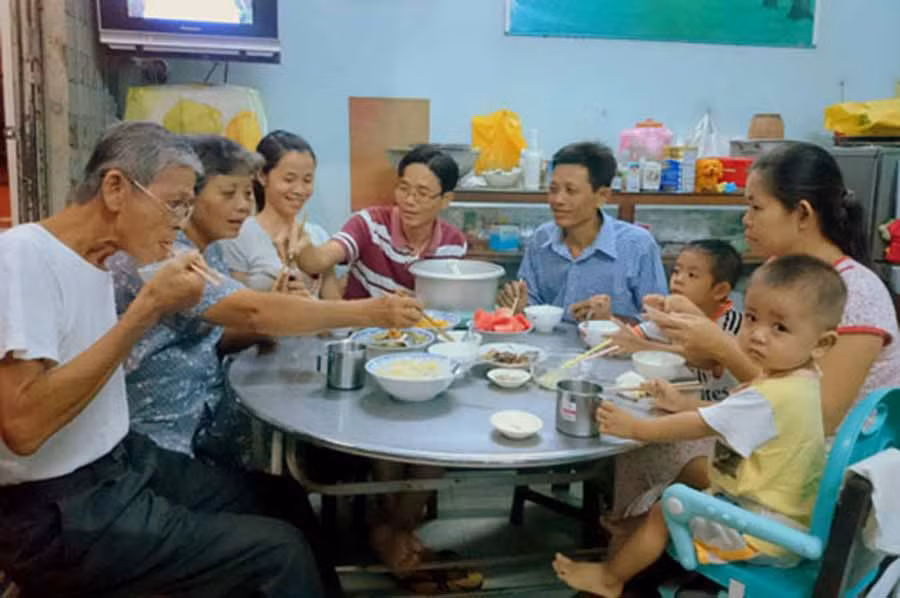  Bữa cơm sum họp bên gia đình là cầu nối yêu thương, gắn kết tình cảm của các thành viên với nhau. Ảnh: K.N.B