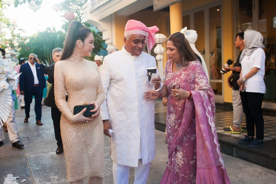 Lý Nhã Kỳ xuất hiện gợi cảm trong chiếc đầm ôm sát, tôn vóc dáng người mặc. Nữ doanh nhân còn khéo léo lựa chọn túi màu gold và trang sức kim cương. Cô là sao Việt duy nhất được mời đến dự sự kiện này. Lý Nhã Kỳ xuất hiện gợi cảm trong chiếc đầm ôm sát, tôn vóc dáng người mặc. Nữ doanh nhân còn khéo léo lựa chọn túi màu gold và trang sức kim cương. Cô là sao Việt duy nhất được mời đến dự sự kiện này.