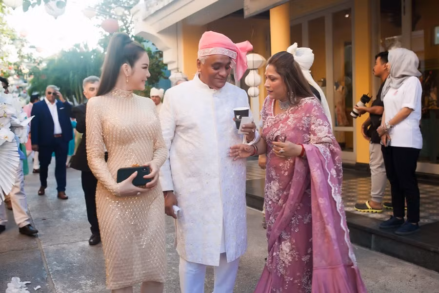 Lý Nhã Kỳ xuất hiện gợi cảm trong chiếc đầm ôm sát, tôn vóc dáng người mặc. Nữ doanh nhân còn khéo léo lựa chọn túi màu gold và trang sức kim cương. Cô là sao Việt duy nhất được mời đến dự sự kiện này.