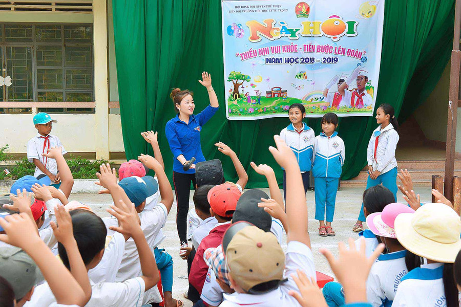 Sinh viên trường CĐSP Gia Lai tổ chức sinh hoạt cho các em thiếu nhi. Ảnh: Đức Thụy