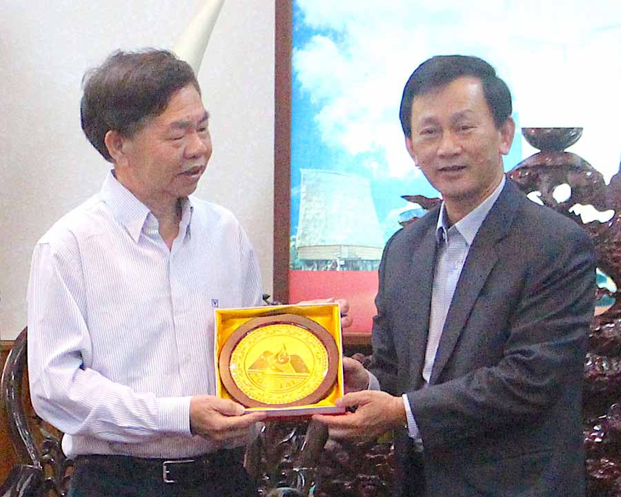 Bí thư Tỉnh ủy Dương Văn Trang (bìa phải) tặng quà cho các thành viên trong đoàn. Ảnh: Hồng Thi