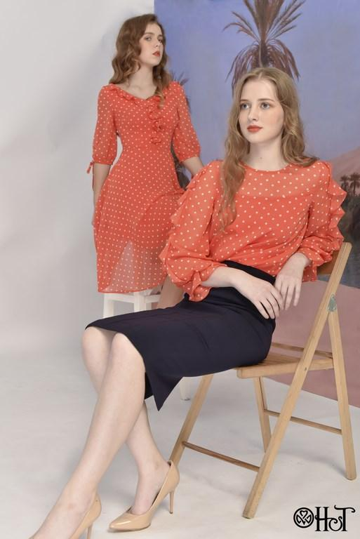 Sắc cam làm một trong những gam màu xu hướng của mùa xuân hè năm ay. Bạn có thể chọn đầm liền hay áo sơ mi màu cam chấm bi trắng để đi làm hay đi chơi.