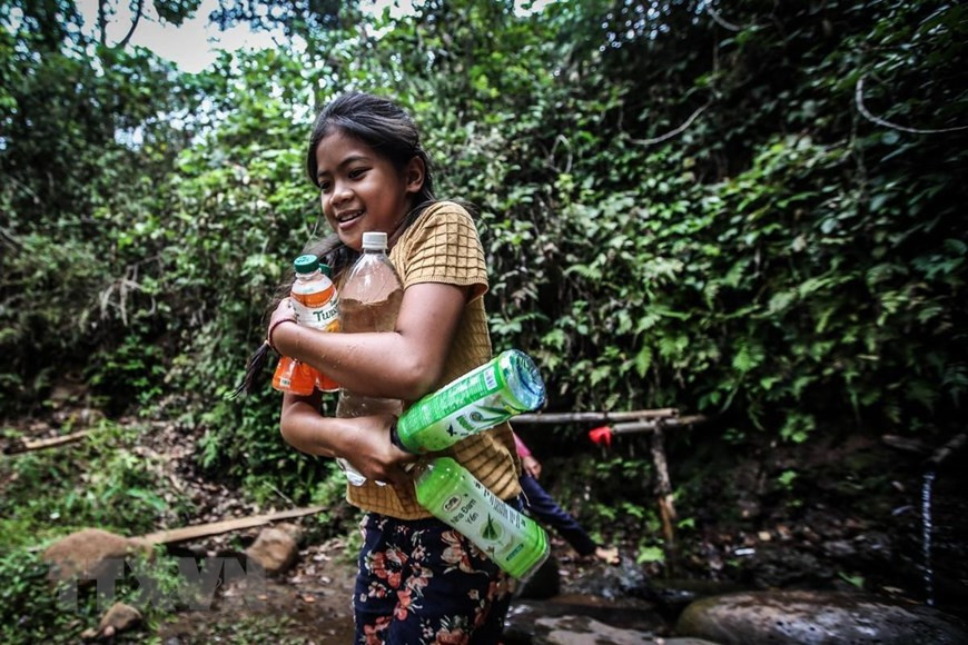  Mùa khô năm nay, việc lấy được nhiều chai nước uống tại các con nước đang dần khan hiếm trở thành niềm vui của những đứa trẻ nơi đây, giống như bé gái ở xã Eatul, huyện Cư Mgar này