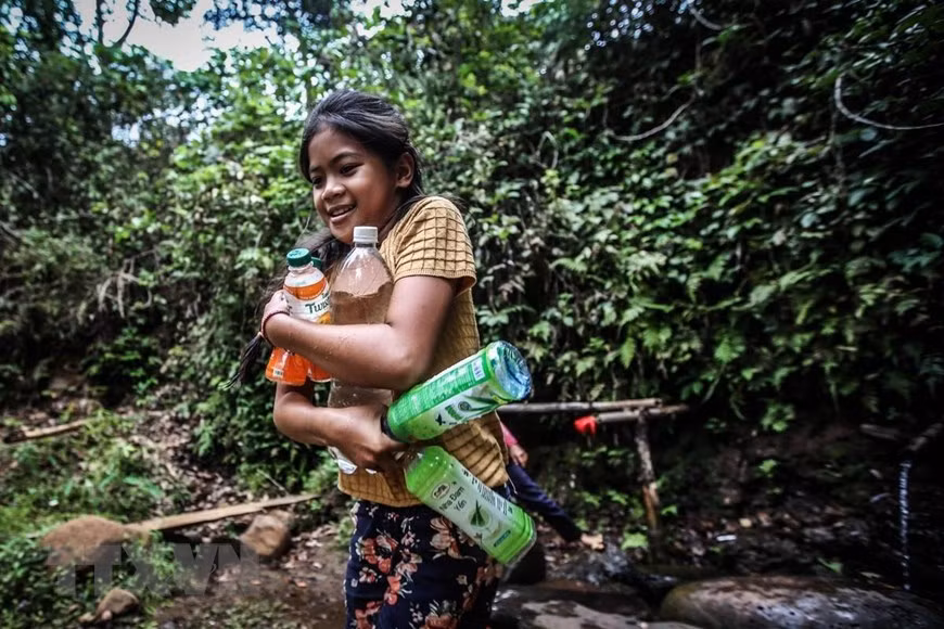  Mùa khô năm nay, việc lấy được nhiều chai nước uống tại các con nước đang dần khan hiếm trở thành niềm vui của những đứa trẻ nơi đây, giống như bé gái ở xã Eatul, huyện Cư Mgar này
